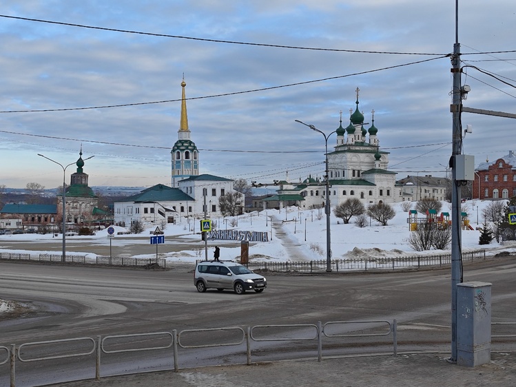 Соборная площадь в Соликамске, Слева направо - Крестовоздвиженский собор (1709), Соборная колокольня (1713), Троицкий собор (1698).