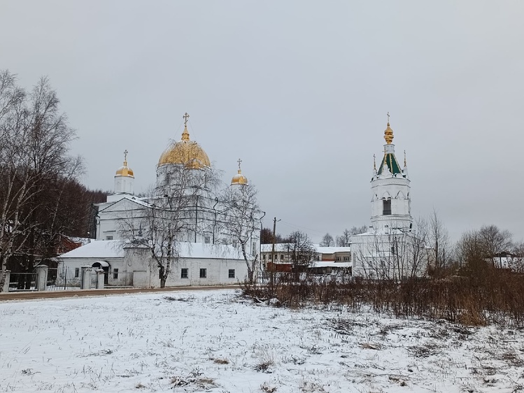 Собор Троицы Живоначальной (1859) и Богоявленская колокольня (1816) в Николаевском Староторжском монастыре в Галиче