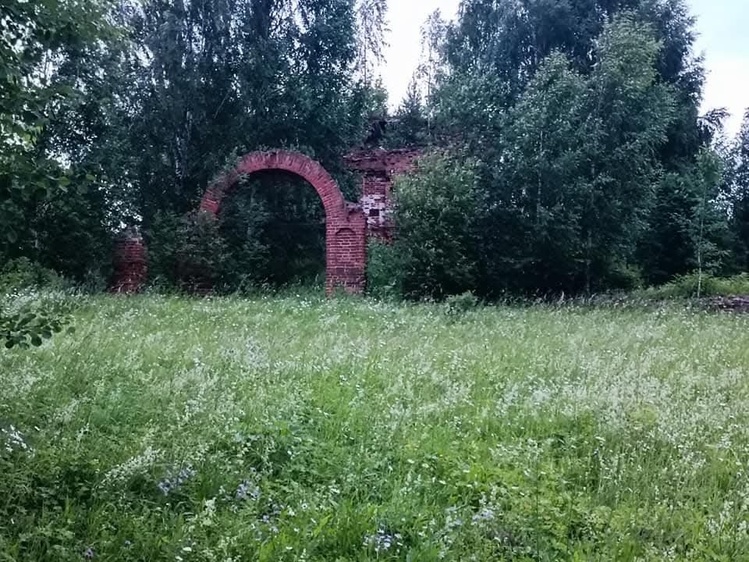 Руинированная Церковь Николая Чудотворца в Нижнем Мошево (1841, 59.79529° N, 56.60457° E).